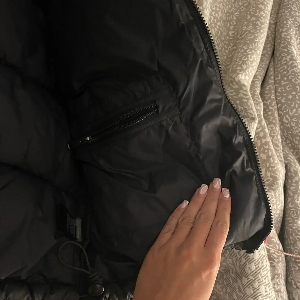 Women’s 1996 Retro Nuptse Jacket
North face puffer jacket SOLD - Picture 5 of 6
